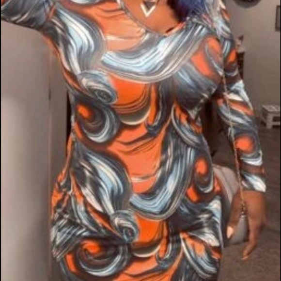 NEW INVENTORY 🍑Scroll Print V Neck Body-con Dress🍑 - Picture 6 of 6
